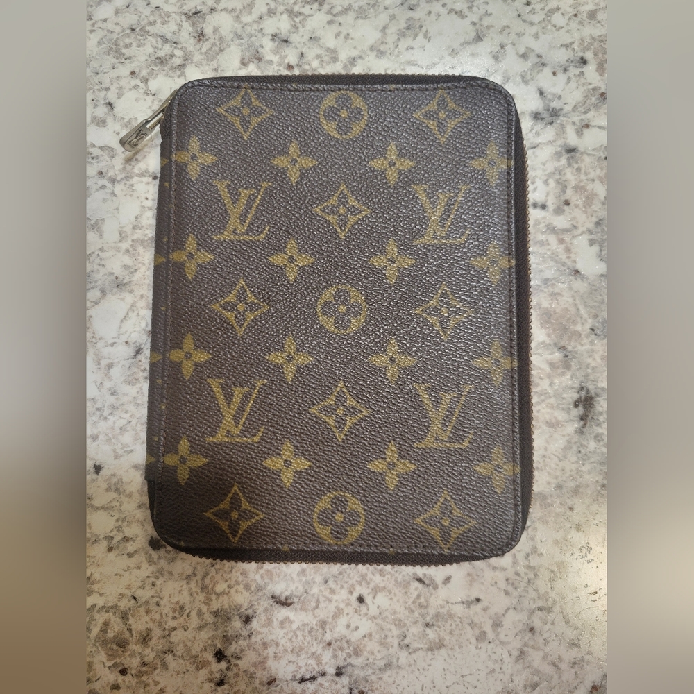 SOLD!!! Louis Vuitton Vintage Monogram Canvas Zippy Agenda Cover